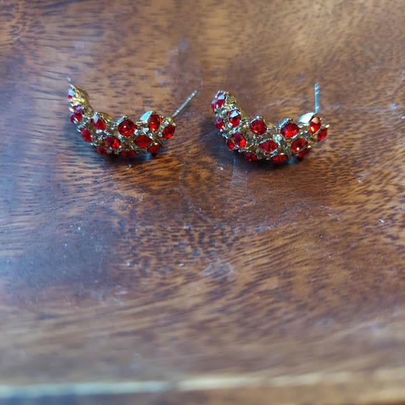 Rhinestone Orange-Red C shape Earrings 1" Silvertone w/ supportive post. - Picture 5 of 9